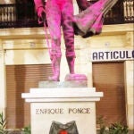 Detienen a cuatro personas por realizar pintadas en la estatua de Enrique Ponce en Chiva