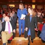 LA CONSEJERA. Pilar del Olmo, antes de presentar el programa, junto a la secretaria de Estado Marta Fernández Currás