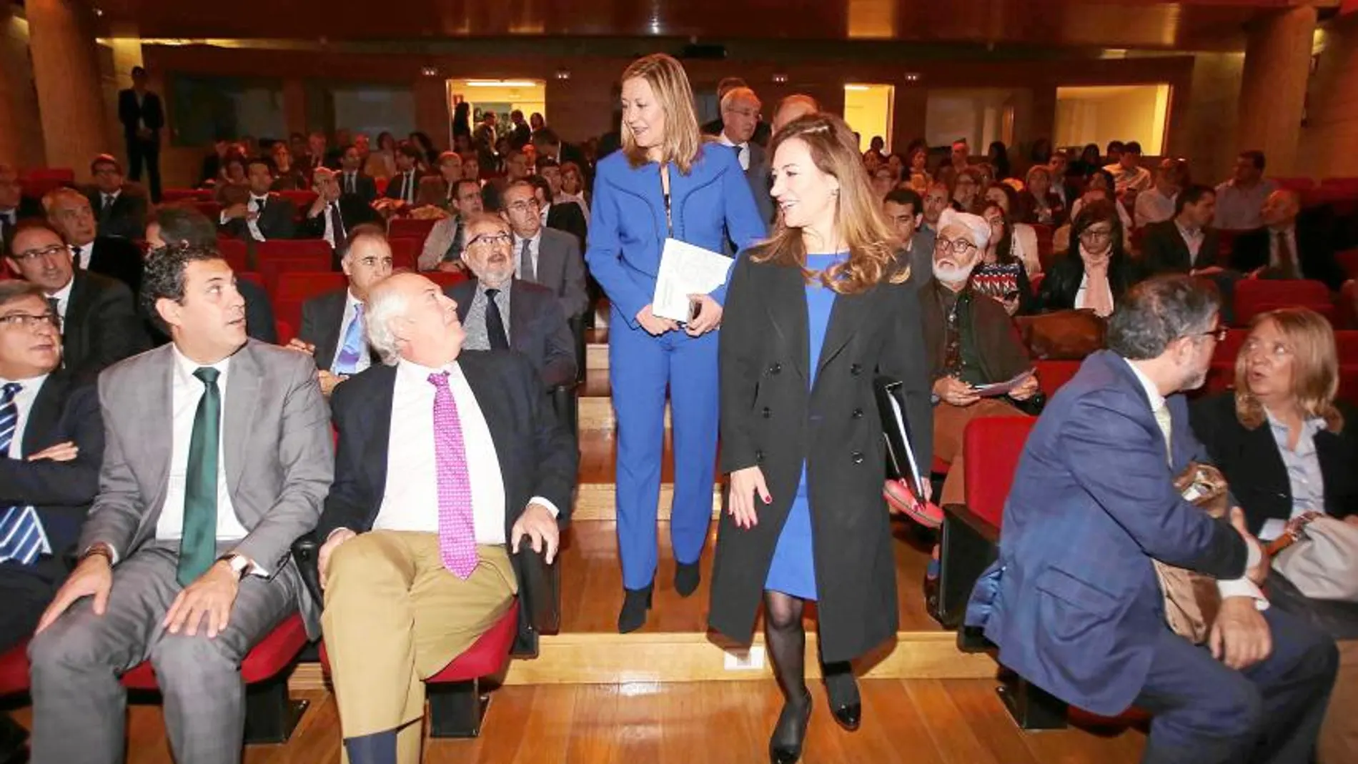 LA CONSEJERA. Pilar del Olmo, antes de presentar el programa, junto a la secretaria de Estado Marta Fernández Currás