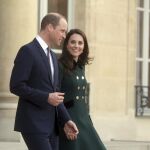 Los duques de Cambridge, a su salida ayer del Palacio del Elíseo, donde se reunieron con el presidente de Francia, Hollande