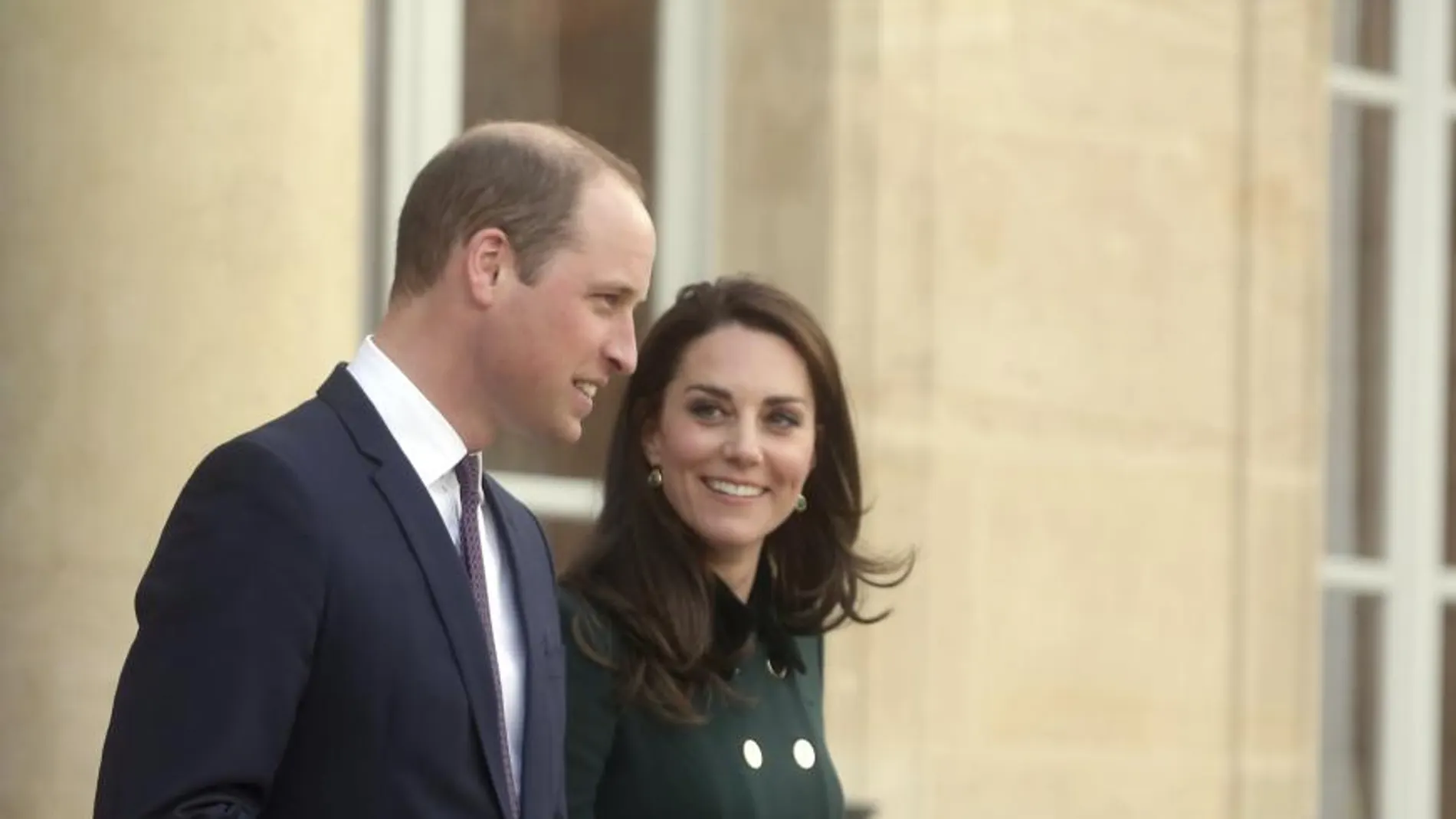 Los duques de Cambridge, a su salida ayer del Palacio del Elíseo, donde se reunieron con el presidente de Francia, Hollande