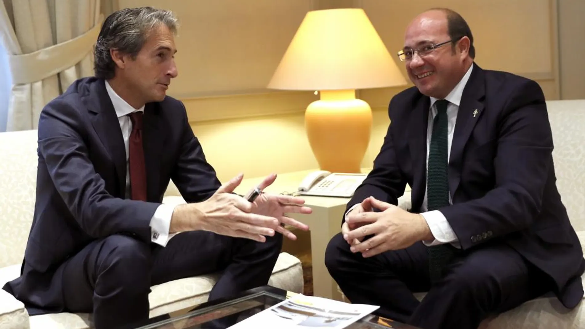 El ministro de Fomento, Íñigo de la Serna , se ha reunido hoy con el presidente de Murcia, Pedro Antonio Sánchez