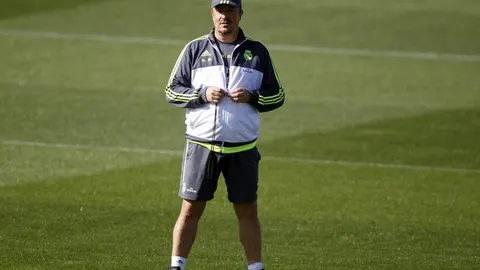 El entrenador del Real Madrid Rafa Benítez durante el entrenamiento que el equipo ha realizado esta mañana en la ciudad deportiva de Valdebebas.