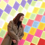 La artista estadounidense Jenny Holzer, ante una obra suya en la exposición que el Museo Guggenheim dedica a quien hace del lenguaje y la palabra el eje fundamental de su obra