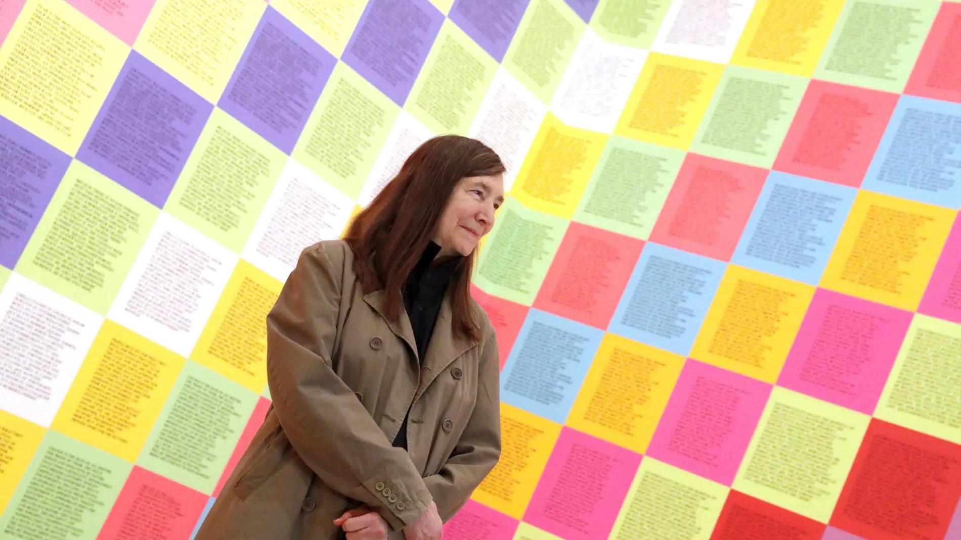 La artista estadounidense Jenny Holzer, ante una obra suya en la exposición que el Museo Guggenheim dedica a quien hace del lenguaje y la palabra el eje fundamental de su obra