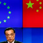 El primer ministro chino, Li Kwqiang, comparece ante la prensa tras la cumbre entre la UE y China celebrada ayer en Bruselas