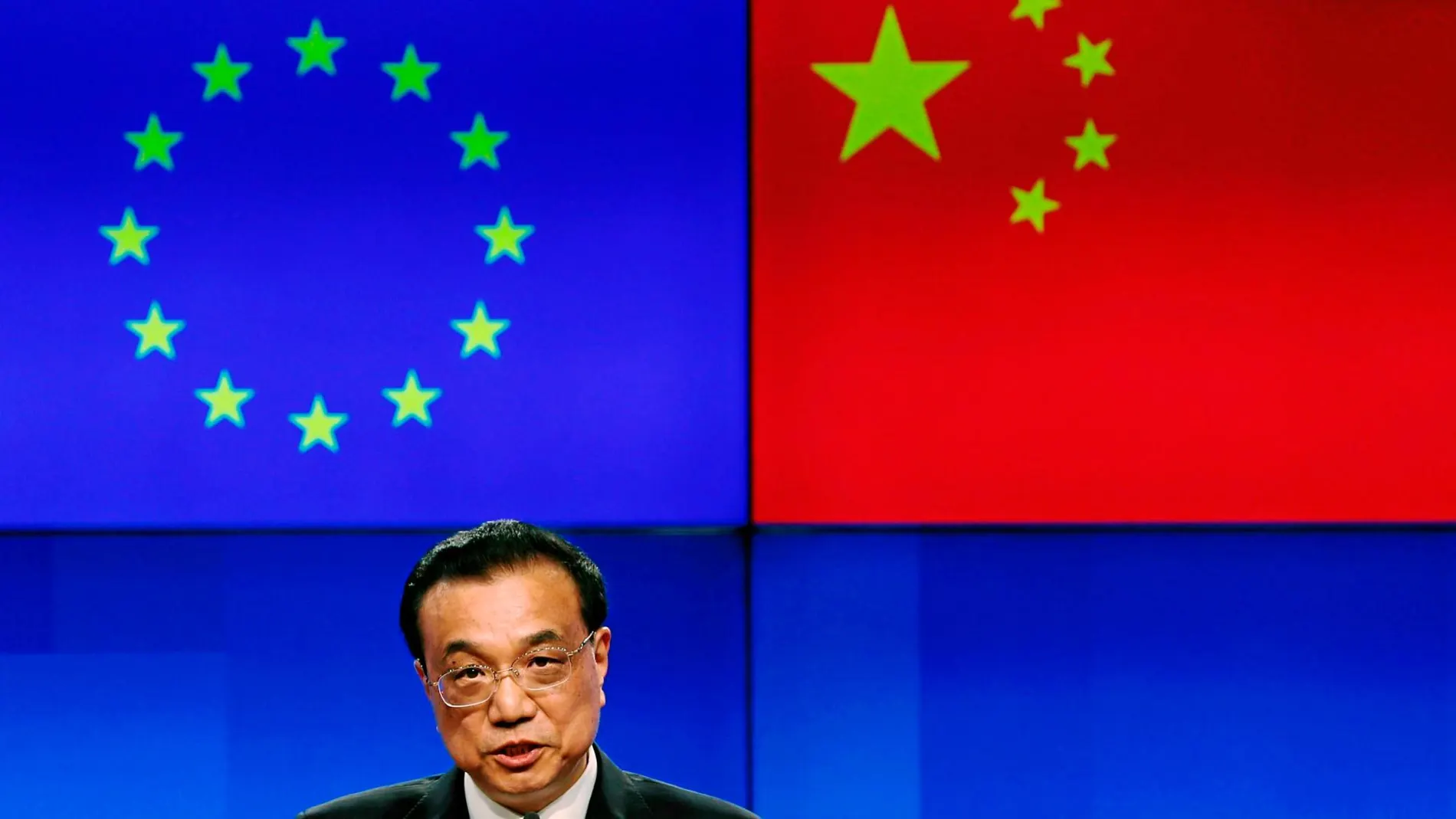 El primer ministro chino, Li Kwqiang, comparece ante la prensa tras la cumbre entre la UE y China celebrada ayer en Bruselas