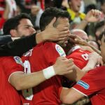 Aficionados del Sevilla felicitan a los jugadores tras el gol marcado por el centrocampista argentino Joaquín Correa ante la UD Las Palmas