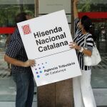 Imagen de archivo de dos miembros de ERC colocando un cartel de la hacienda nacional catalana
