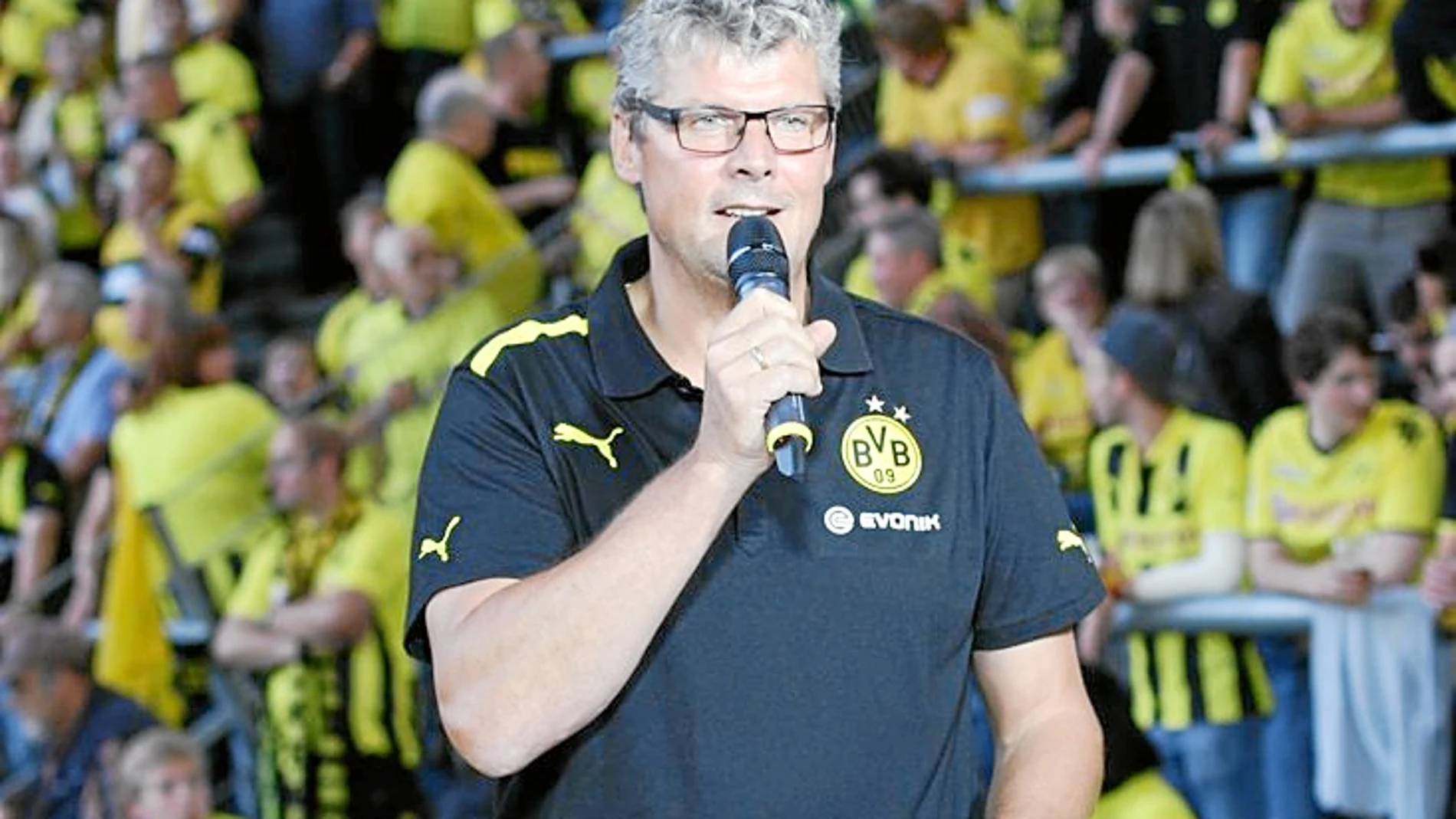 NORBERT DICKEL, ejerciendo como «speaker» durante uno de los encuentros del Borussia Dortmund
