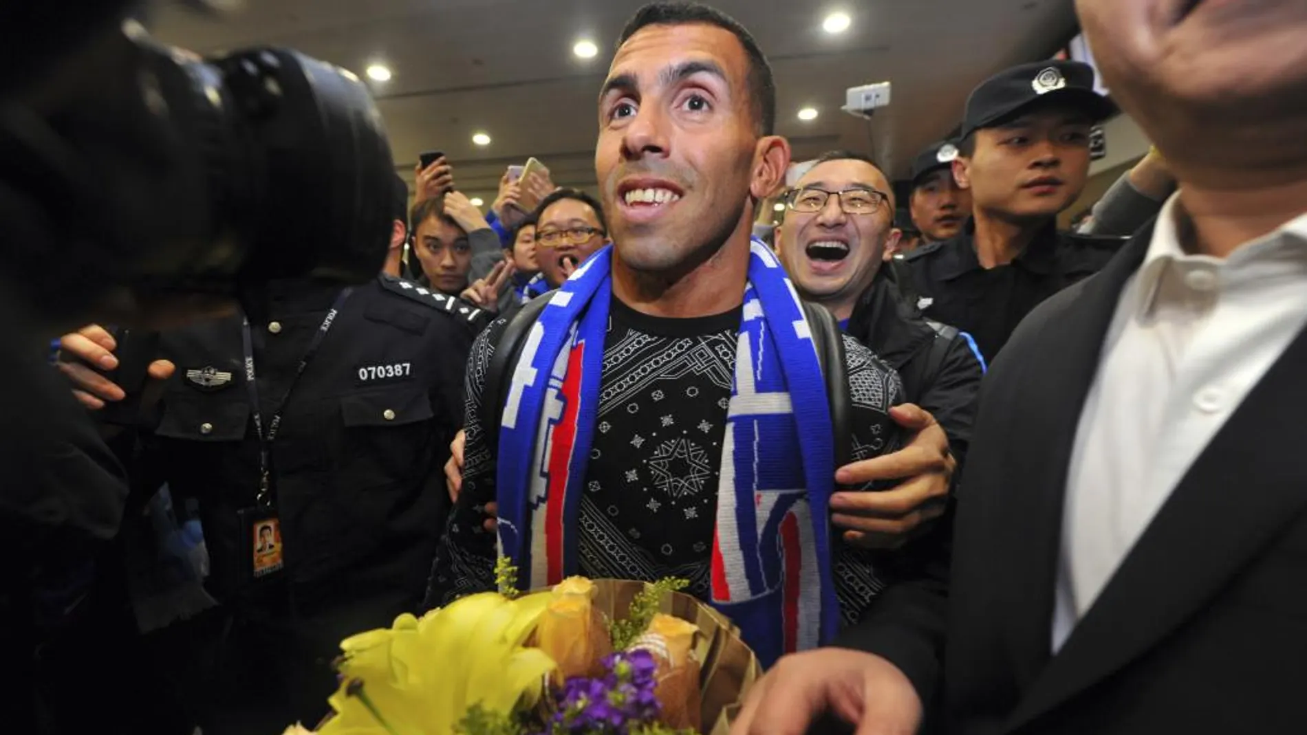 El futbolista Carlos Tevez, a su llegada al aeropuerto de Shanghai este jueves 19