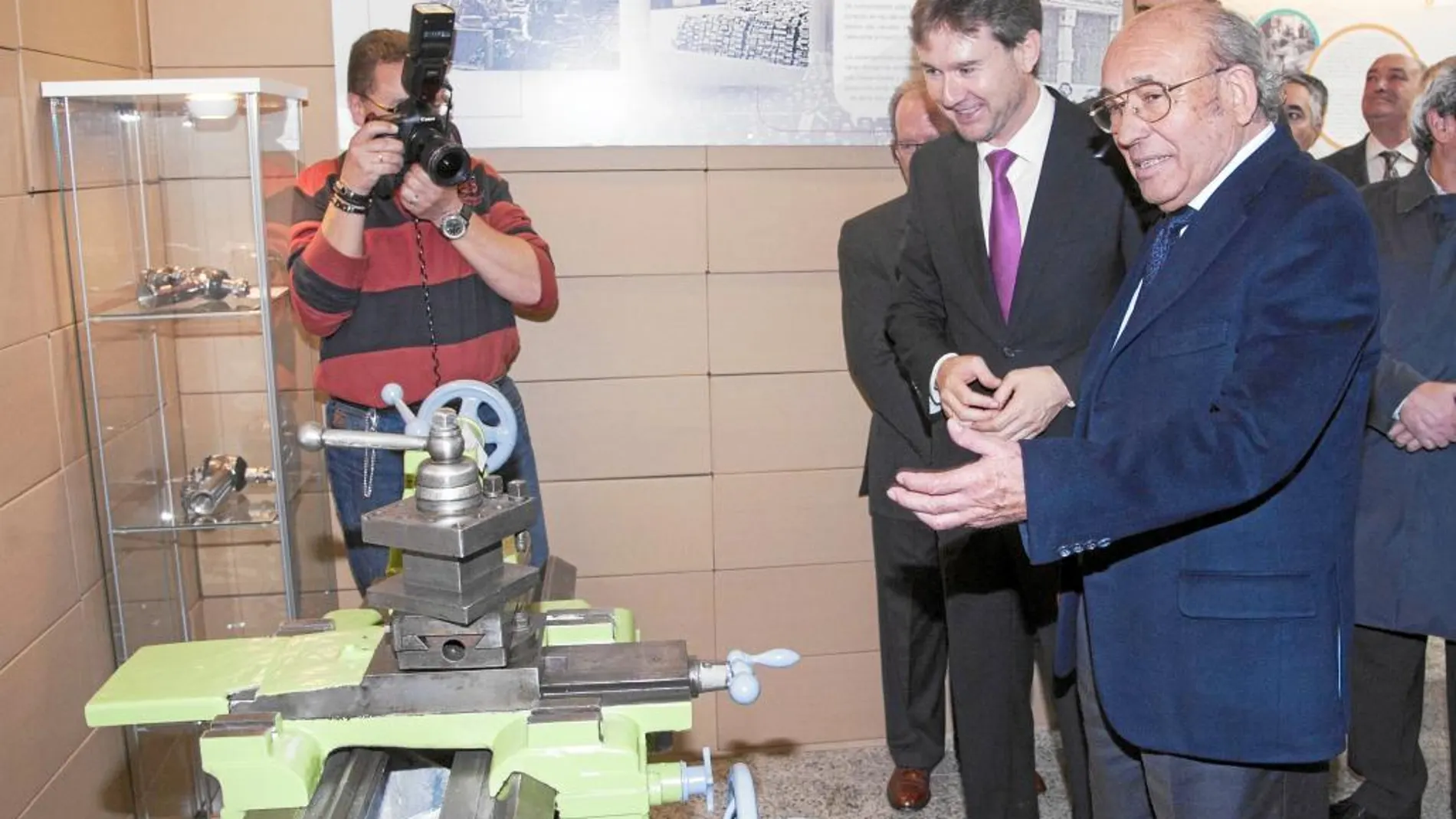 El presidente de Grupo Antolín, José Antolín, muestra a Javier Lacalle, componentes que fabrica la empresa
