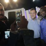Mariano Rajoy se fotografía con un simpatizante en el acto de campaña de PPC en Lérida