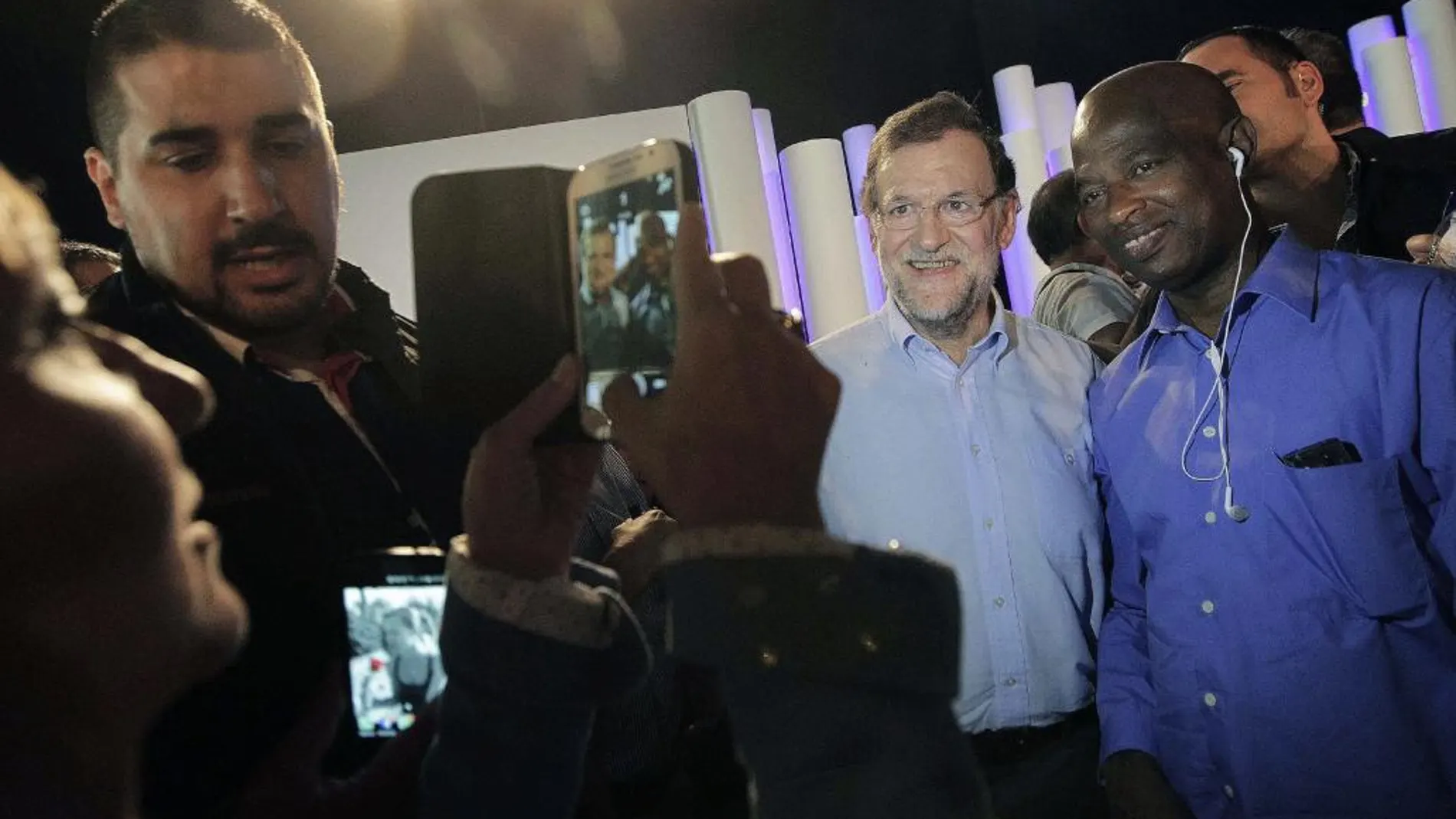 Mariano Rajoy se fotografía con un simpatizante en el acto de campaña de PPC en Lérida
