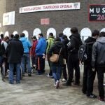 Colas en las taquillas del estadio San Mamés para comprar las entradas del derbi vasco entre el Athletic Bilbao y la Real Sociedad