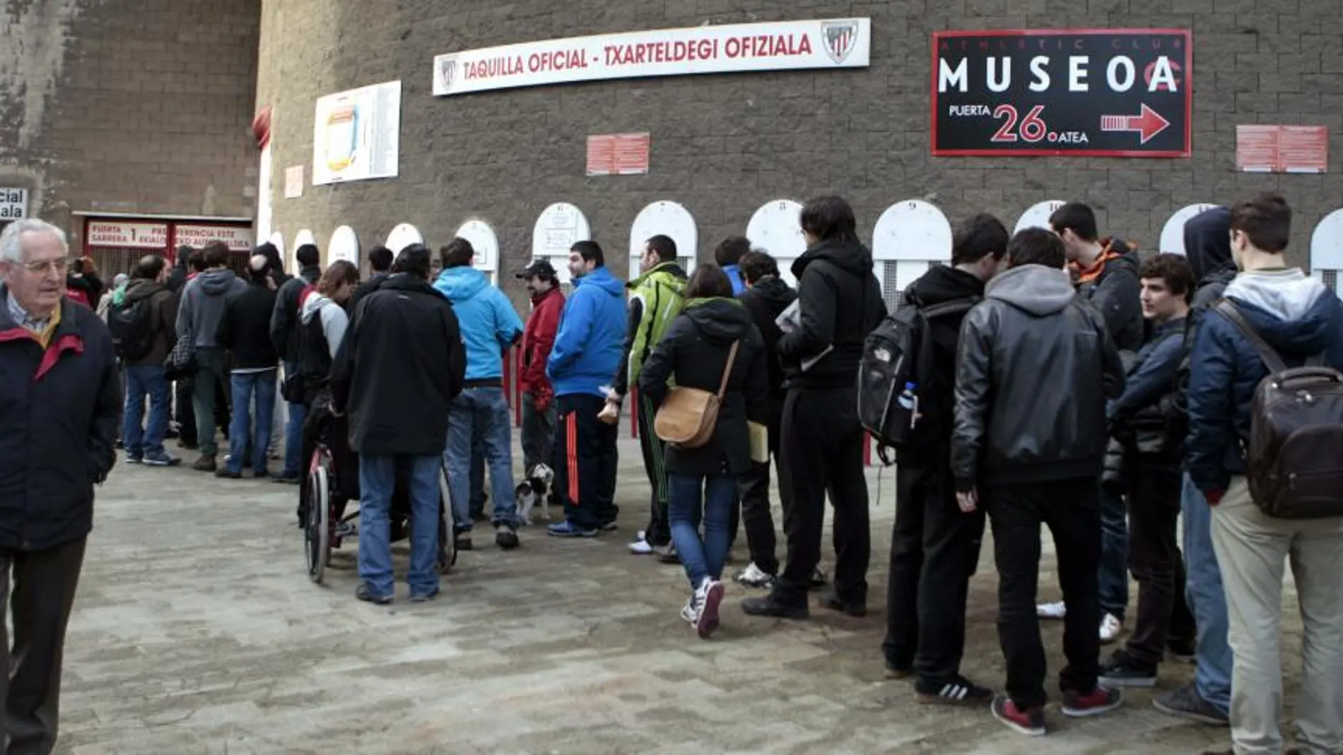 Colas en las taquillas del estadio San Mamés para comprar las entradas del derbi vasco entre el Athletic Bilbao y la Real Sociedad