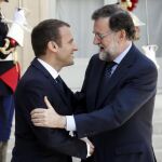 El presidente francés, Emmanuel Macron, da la bienvenida al jefe del Gobierno español, Mariano Rajoy, antes de su reunión en el palacio del Elíseo en París.