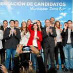 La candidata del PP a presidir la Comunidad de Madrid, Isabel Díaz Ayuso, junto a Pío García Escudero y a varios candidatos de los municipios del sur