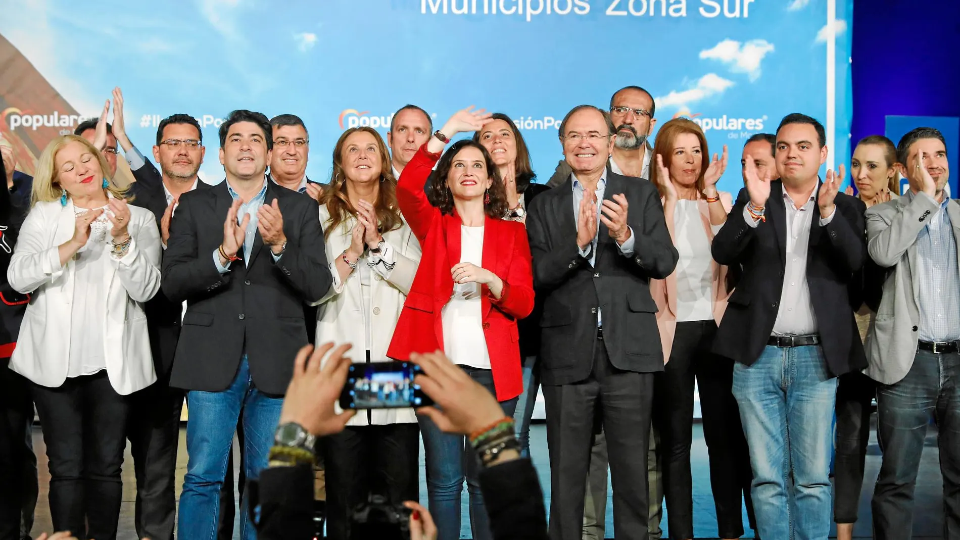 La candidata del PP a presidir la Comunidad de Madrid, Isabel Díaz Ayuso, junto a Pío García Escudero y a varios candidatos de los municipios del sur