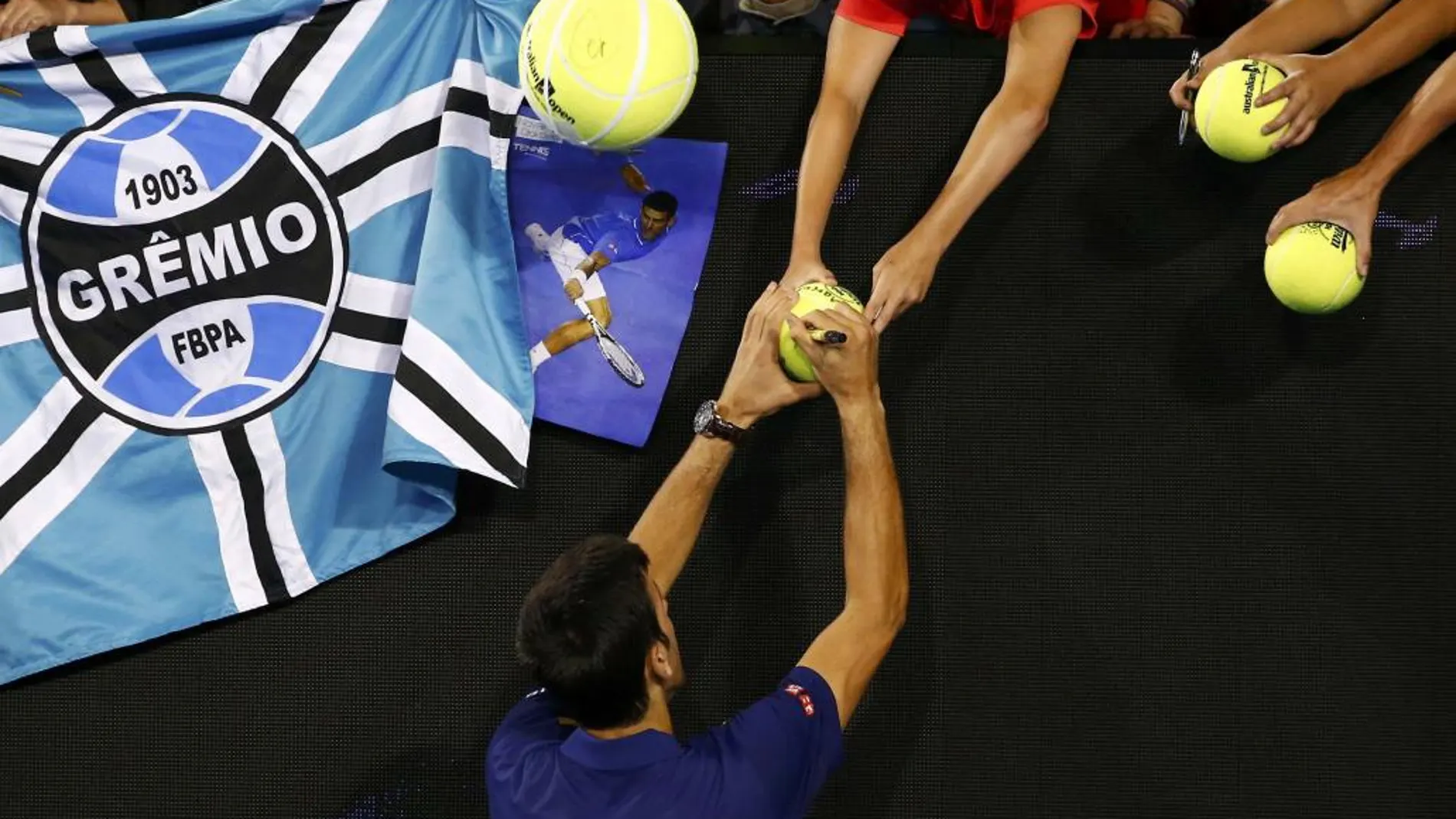 Novak Djokovic firma autógrafos tras vencer a Quentin Halys en el Abierto de Australia