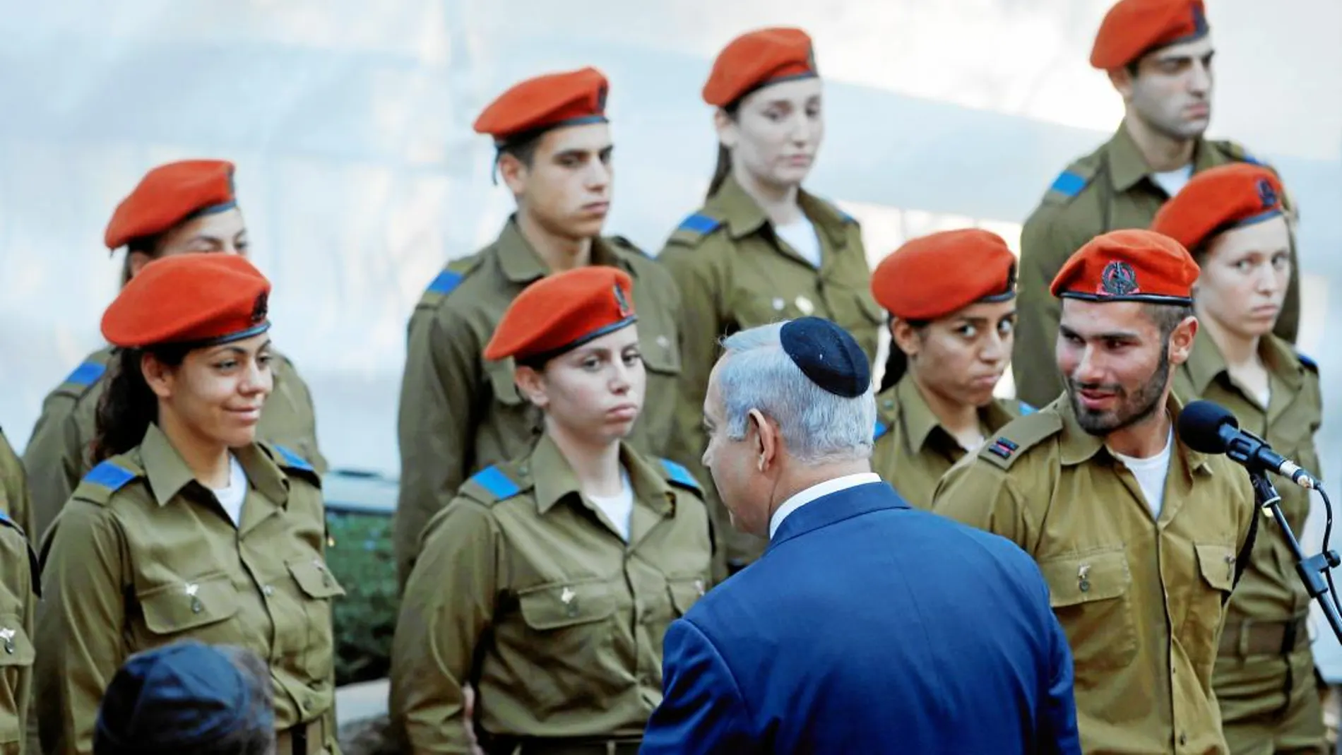 Benjamin Netanyahu acude a una ceremonia en honor a la ex primera ministra israelí Golda Meir en el cementerio de Monte Herzl, ayer, en Jerusalén