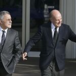 Los abogados de la Infanta, Miquel Roca (d) y Jesús María Silva (i), a su salida durante un descanso de la sala del juicio del caso Nóos.
