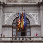 Las banderas del Ayuntamiento de Valencia ondean a media asta