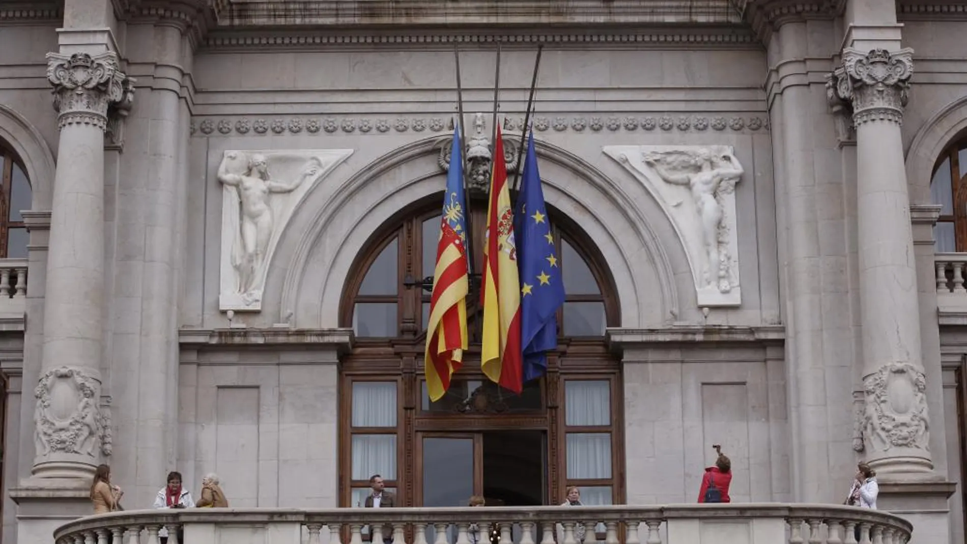 Las banderas del Ayuntamiento de Valencia ondean a media asta