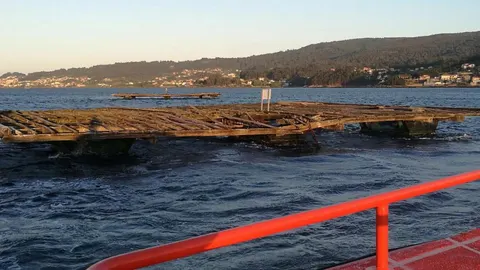 Imagen de la batea con la que colisionó el barco