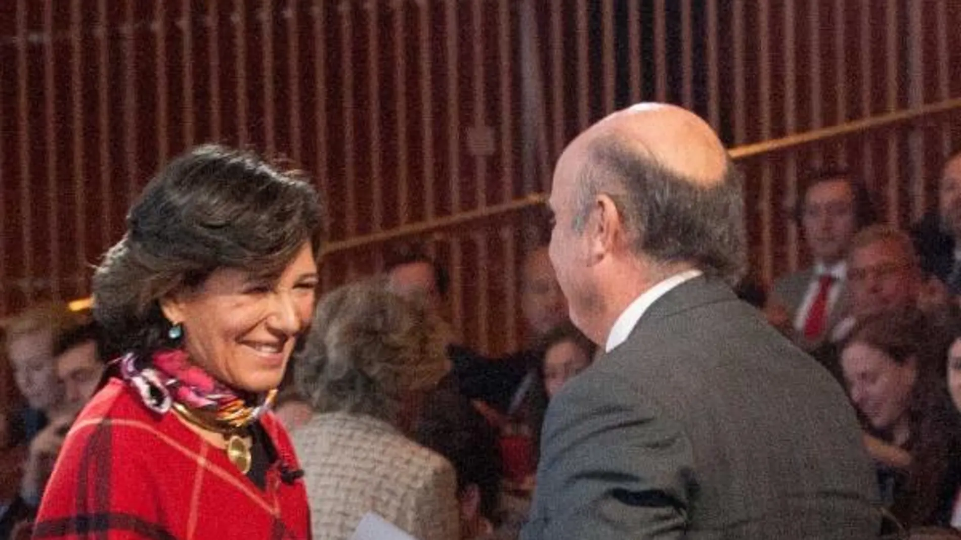 Ana Botín y Luis de Guindos se saludan en una foto de archivo