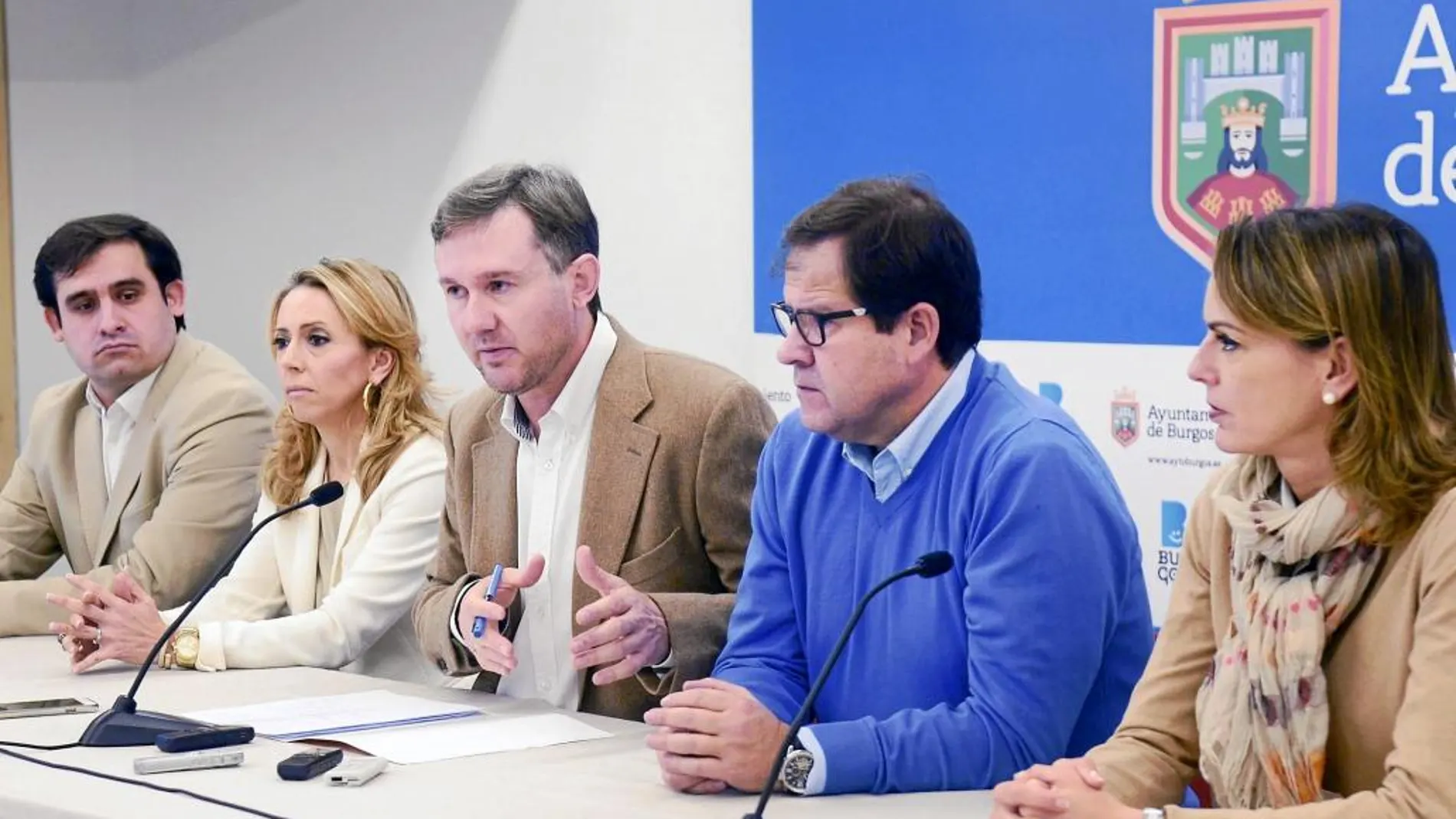 El alcalde de Burgos, Javier Lacalle, comparece ante los medios con su equipo de Gobierno