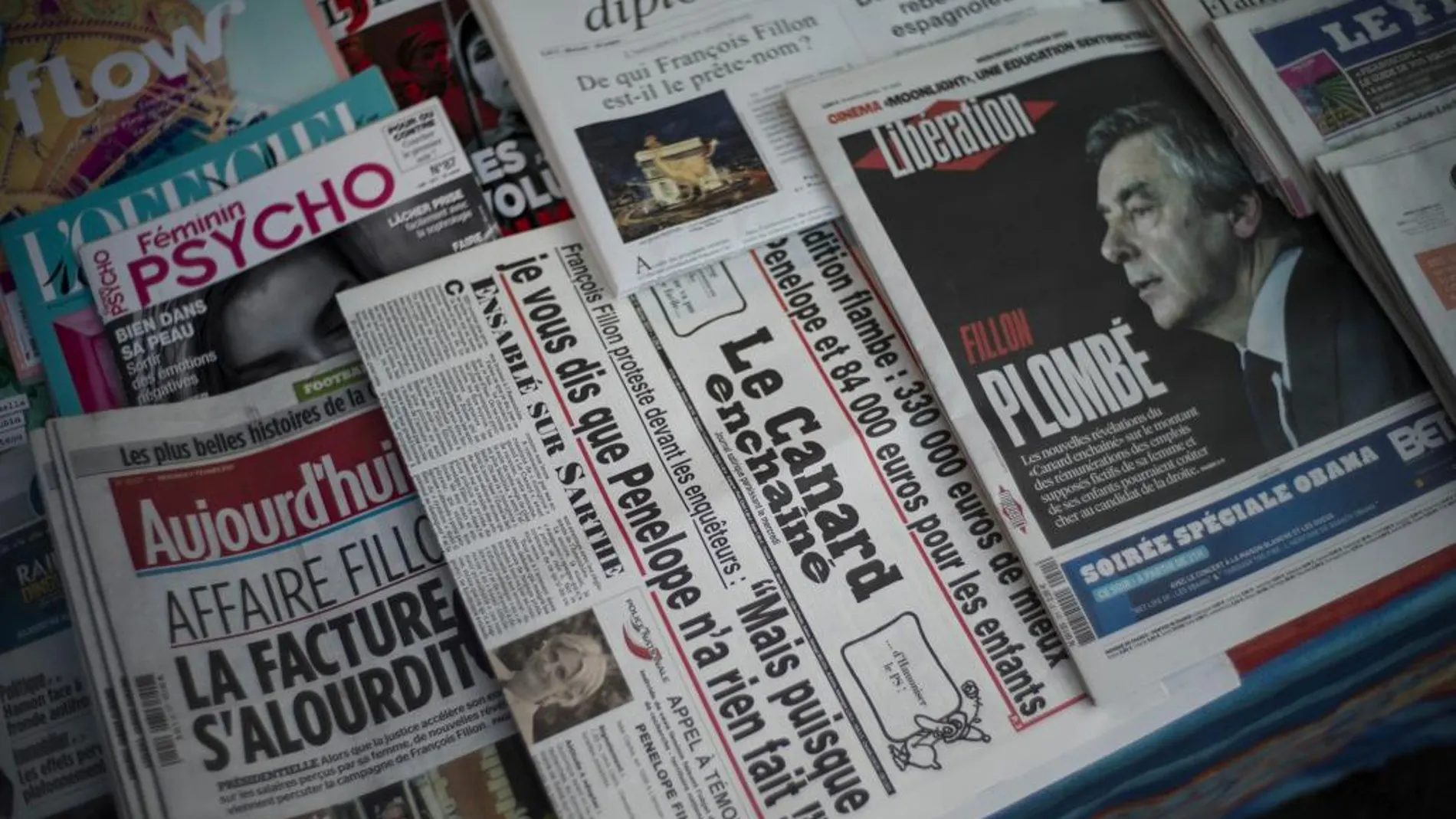Periódicos franceses informando sobre la investigación a François Fillon.