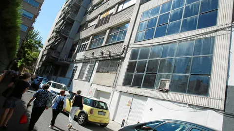 El cadáver fue encontrado en el edificio de amplia cristalera negra que aparece en la imagen y que su propietario había ido alquilando a varios inquilinos para distintos menesteres