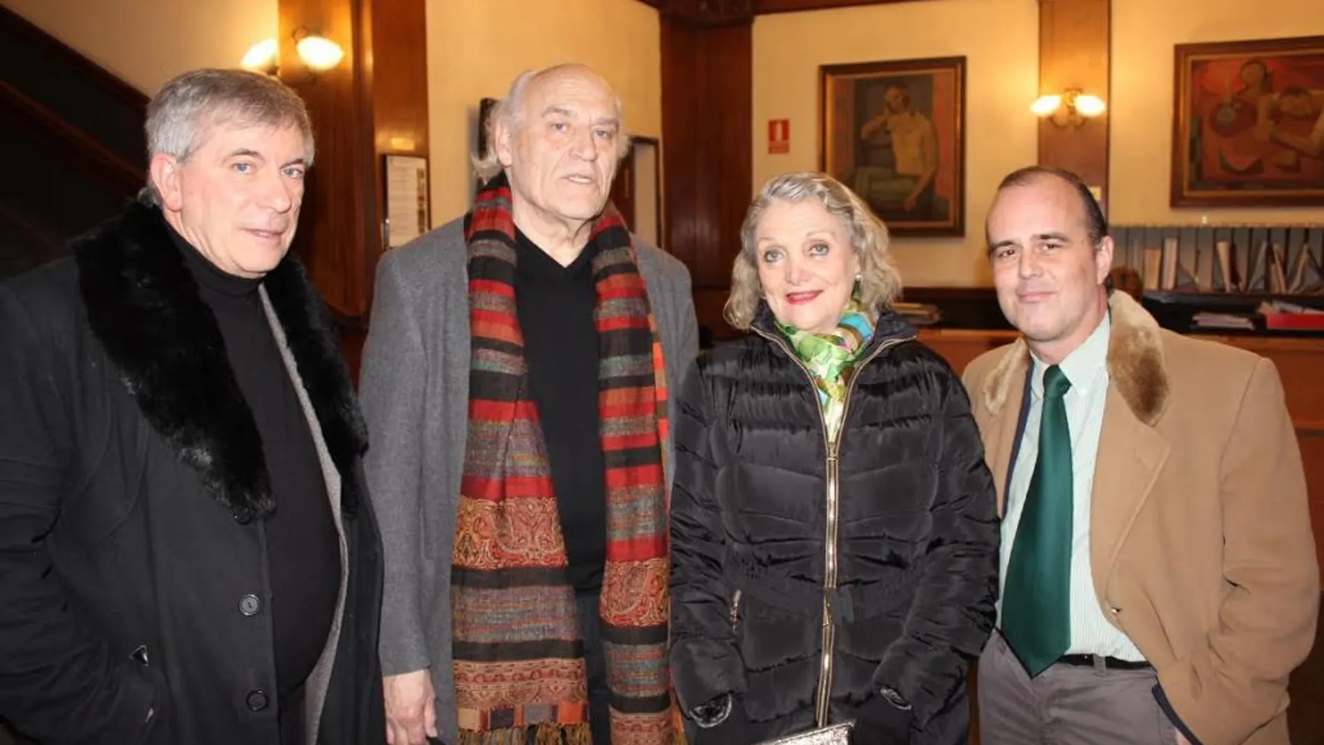 De izquierda derecha: el crítico Miguel Losada, el homenajeado Manuel de Blas, Helena Fernán Gómez, actriz, y el periodista José Aguilar.