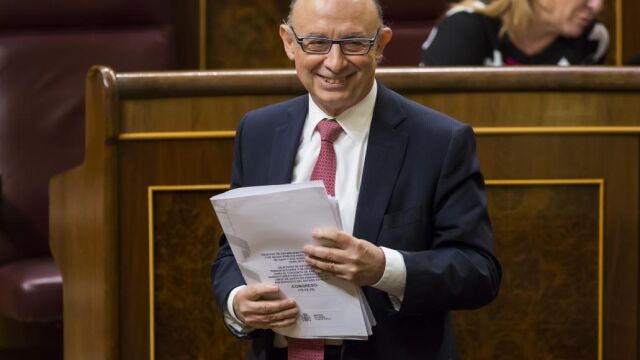El ministro de Hacienda, Cristóbal Montoro, hoy en el pleno del Congreso de los Diputados