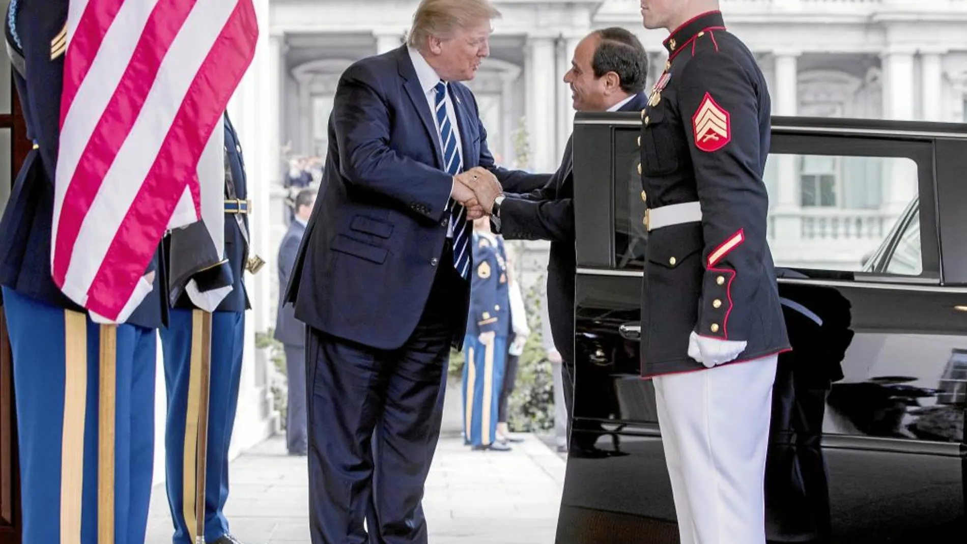 Donald Trump recibe afectuosamente al presidente egipcio, Abdelfatah Al Sisi, a su llegada ayer a la Casa Blanca