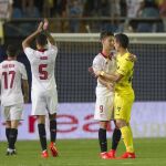 El delantero argentino del Sevilla, Luciano Vietto (3i), y el colombiano del Villarreal, Santos Borré, se saludan a la finalización del encuentro correspondiente a la segunda jornada de primera división, que han disputado esta noche en el estadio del Madrigal, en la localidad castellonense.