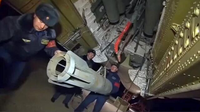 Técnicos preparan un avión de combate para bombardear posiciones del Estado Islámico (EI) en Siria