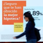 Imagen de una mujer pasando por una sucursal bancaria