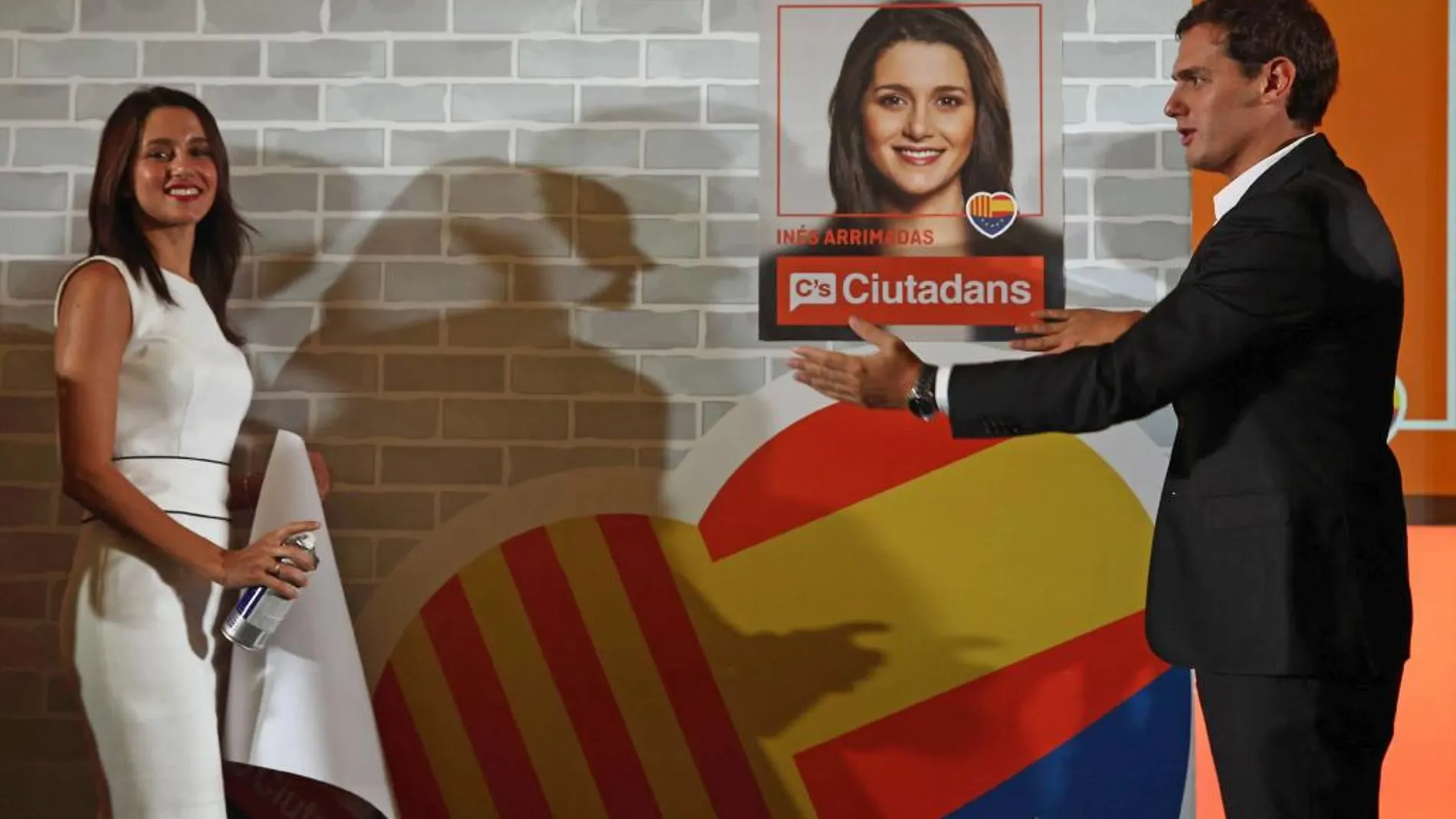 GEl líder de Ciutadans, Albert Rivera (d), y la candidata de este partido a la presidencia de la Generalitat, Inés Arrimadas, durante el acto de inicio de campaña