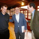 El presidente de la Diputación, Jesús Julio Carnero, saluda a Rafael Salgado y Eduardo Sánchez antes de la firma