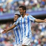 El delantero paraguayo del Málaga Roque Santa Cruz (d) celebra, junto al centrocampista chileno Pedro Morales, el gol, el primero de su equipo