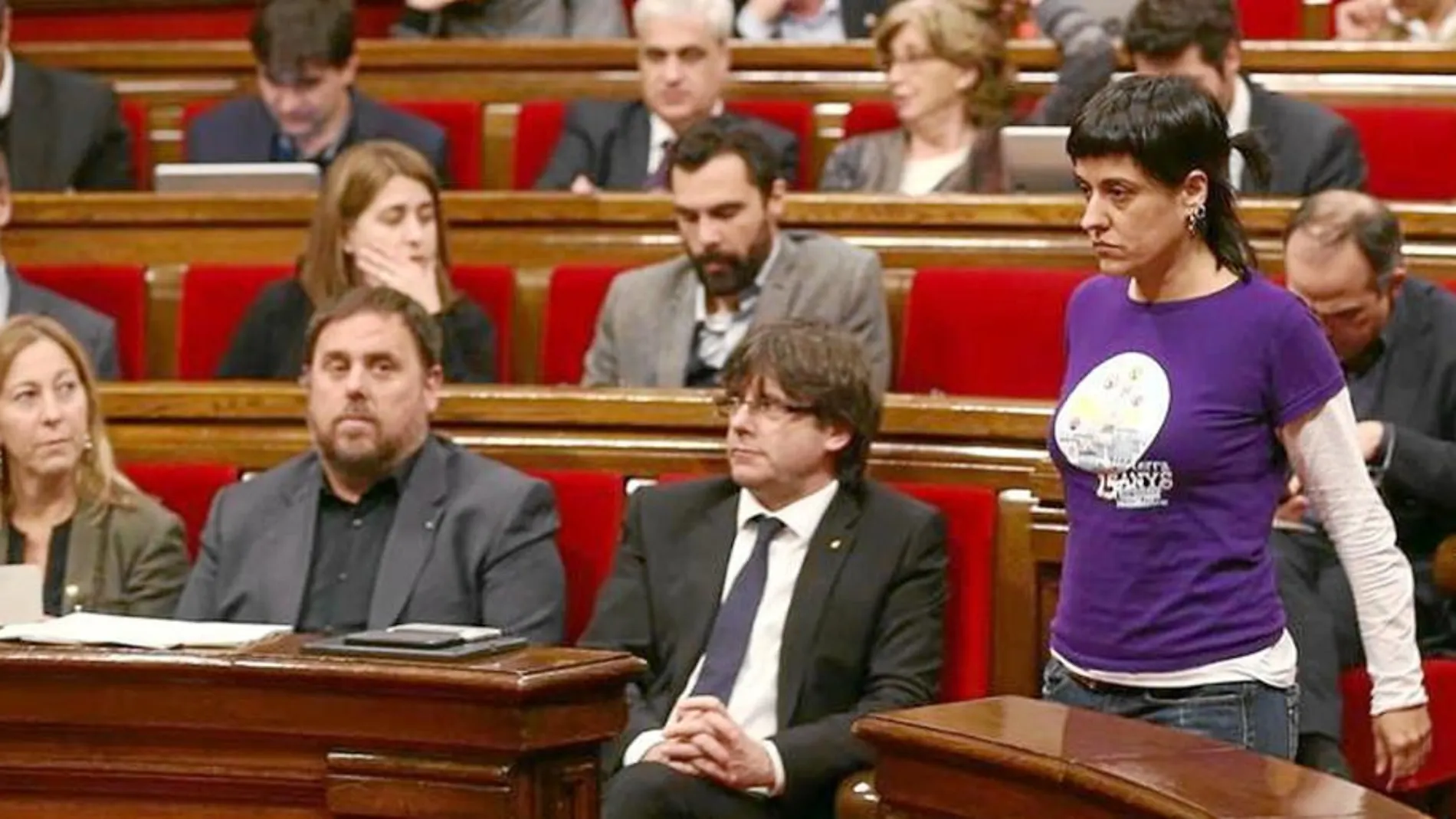 En la imagen, la diputada, Anna Gabriel, el presidente del Govern, Carles Puigdemont, y el vicepresidente, Oriol Junqueras