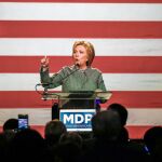 Hillary Clinton habla en un acto del Partido Demócrata en Michigan, ayer, 5 de noviembre.