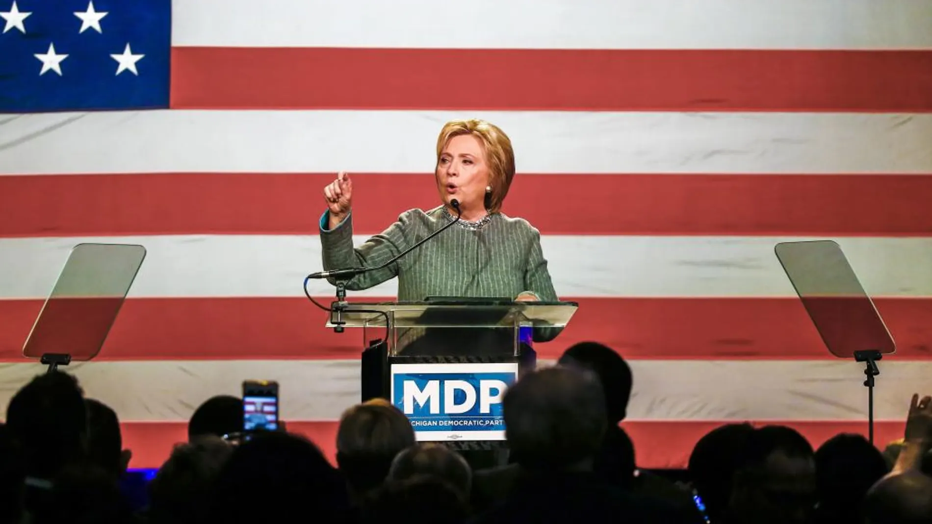 Hillary Clinton habla en un acto del Partido Demócrata en Michigan, ayer, 5 de noviembre.