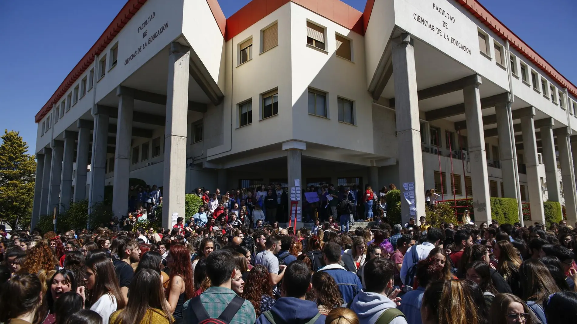 Un millar de estudiantes y docentes se concentraron en la Facultad de Ciencias de la Educación granadina / Foto: EP
