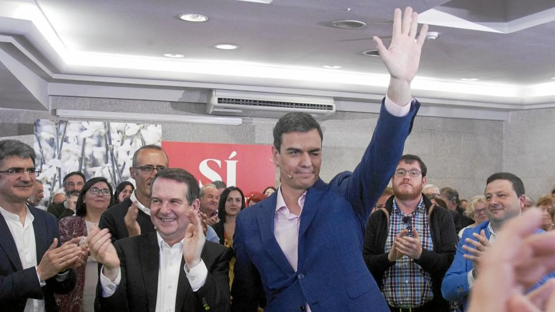 El secretario general del PSOE Pedro Sánchez, acompañado por Abel Caballero.