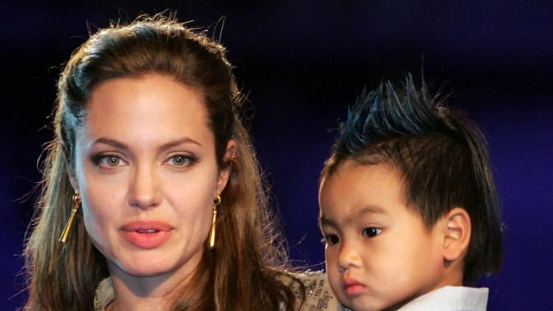 Angelina Jolie con su hijo Maddox