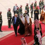 Trump fue recibido por el rey Salman bin Abdulaziz a pie de pista, en el aeropuerto Rey Jaled de Riad