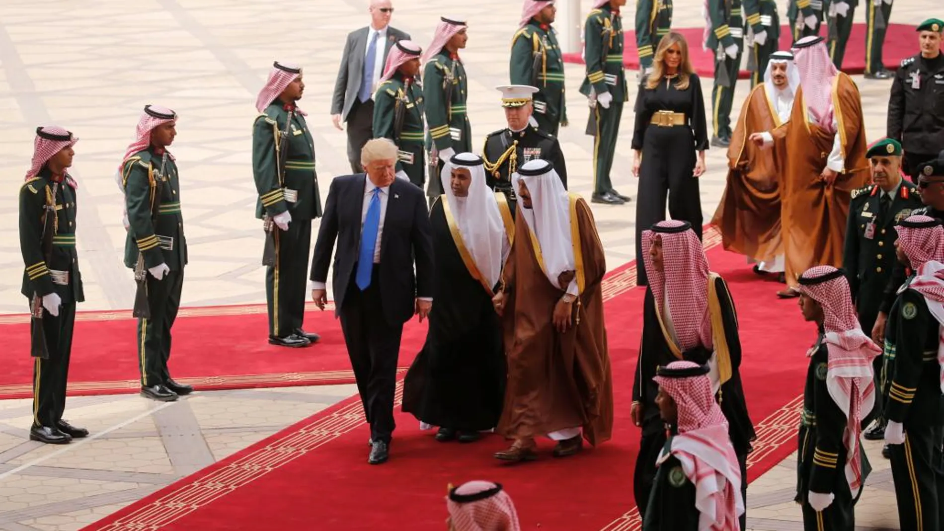 Trump fue recibido por el rey Salman bin Abdulaziz a pie de pista, en el aeropuerto Rey Jaled de Riad